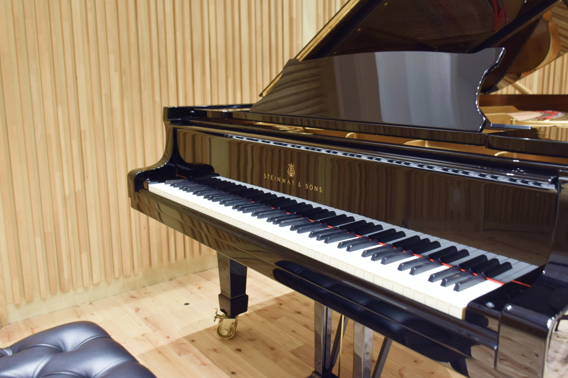 STEINWAY & SONSのD型コンサートグランドピアノ
